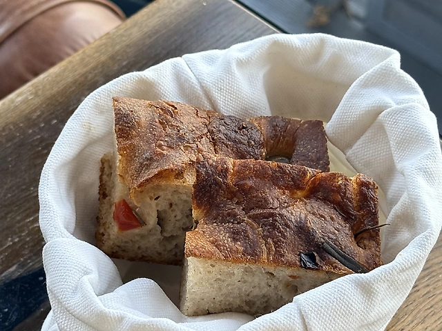 Фокача з оливками та томатами