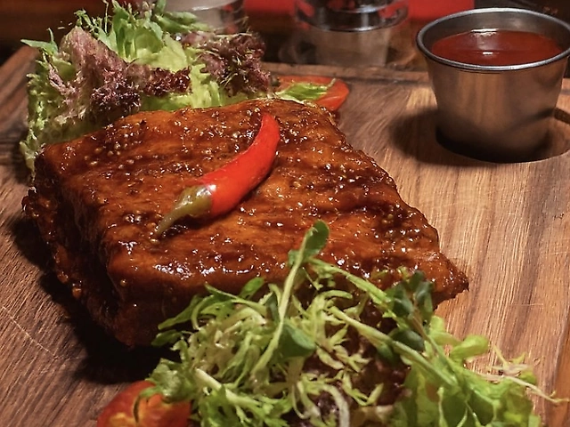 Ребра в глазурі з соусом BBQ