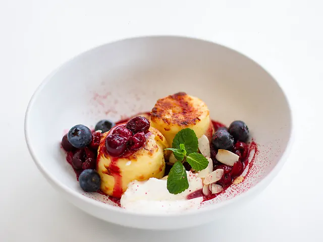 Сирники з вишнею та лохиною