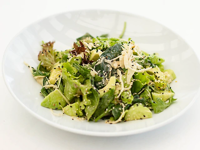 Зелений салат у вершково-горіховому соусі