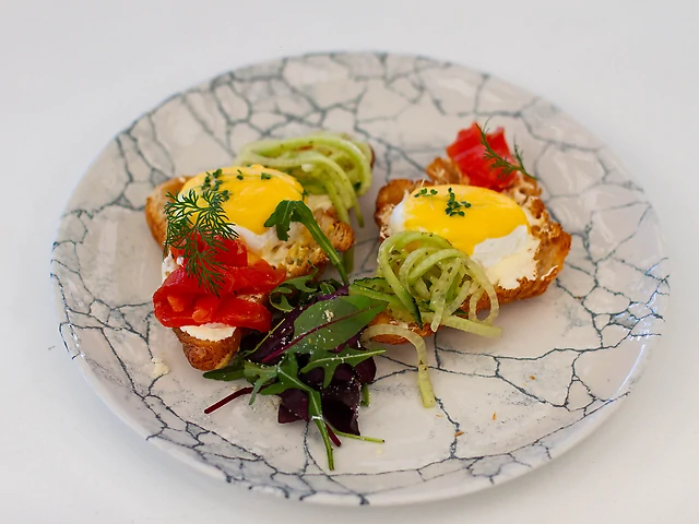 Круасан з лососем та гуакамоле