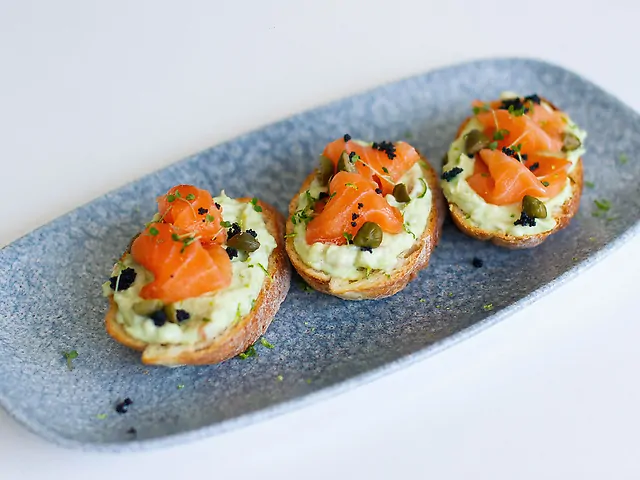 Брускети з лососем та гуакомоле