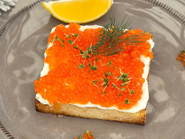 Тост із червоною ікрою