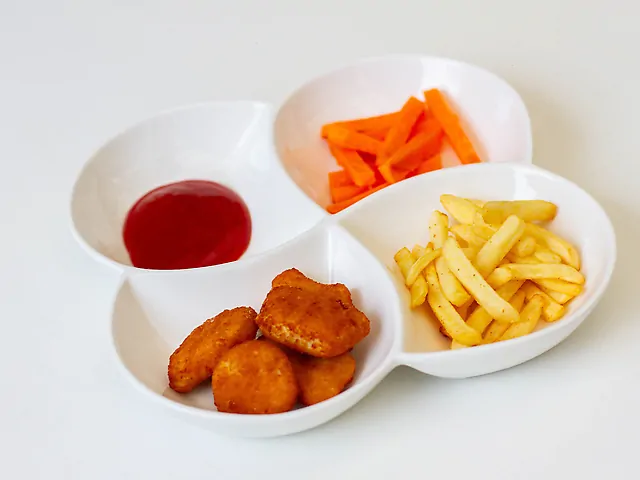 Картопля фрі з нагетсами