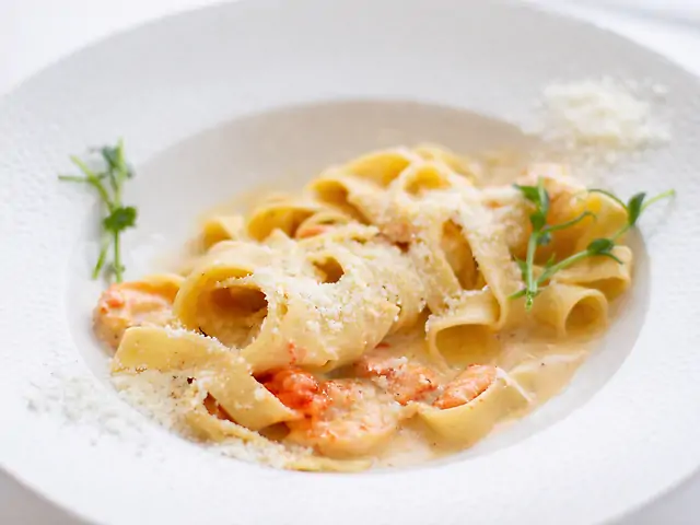 Паста з лососем та креветками