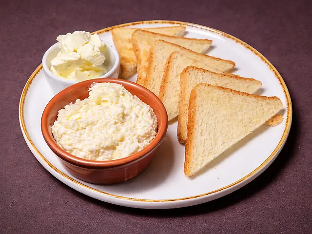 Крутони з ікрою мови та сиром Філадельфія