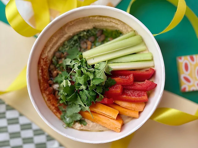 Хумус з песто та свіжими овочами