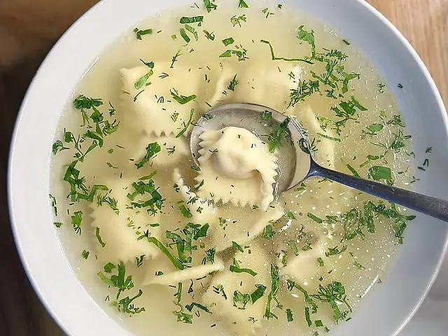 Бульйон з равіолі з куркою