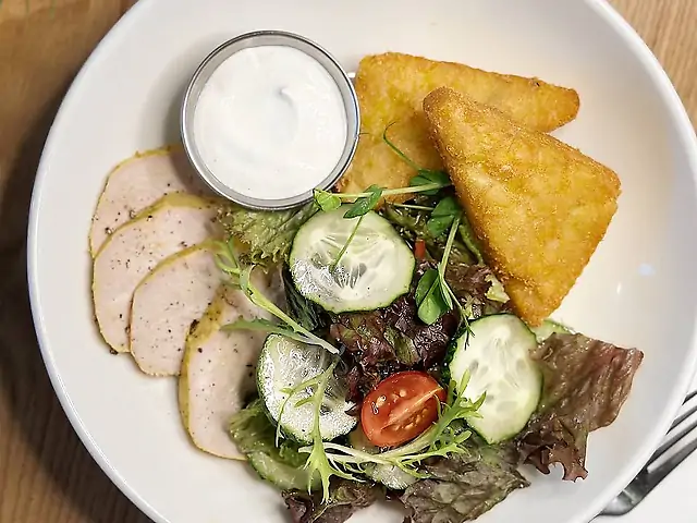 Картопляник с салатом