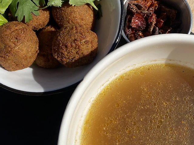 Бульйон з кульками фалафелю