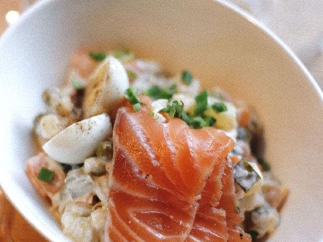 Олів'є з слабосолоним лососем