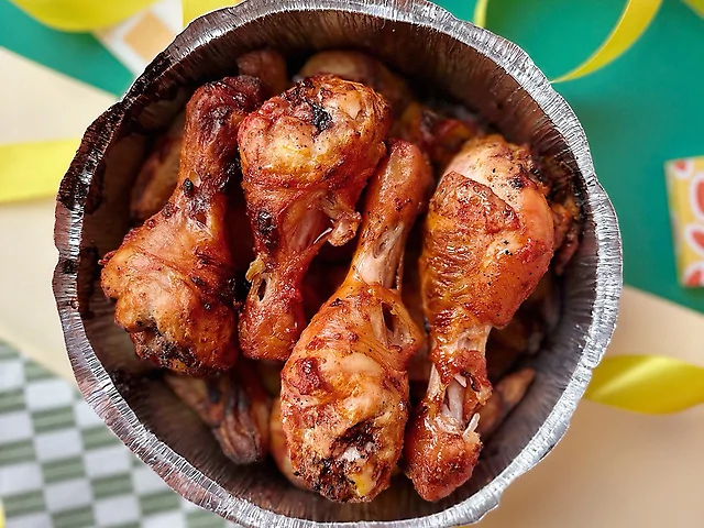 Запечені курячі ніжки у мандариновому соусі з картоплею