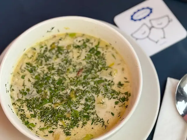Капусняк з ковбасками та молодою картоплею