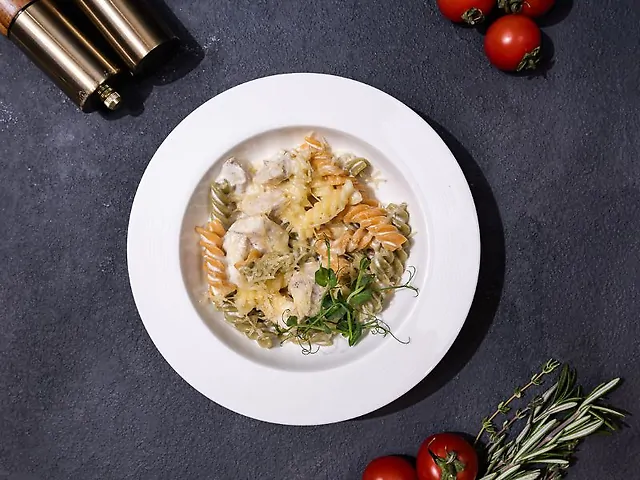 Кольорові спіральки з курячим філе