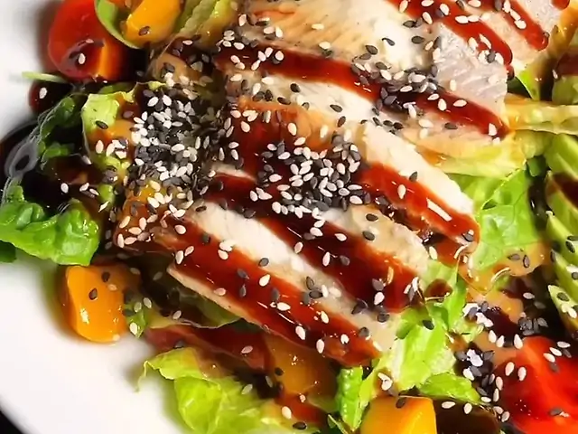 Салат з вугрем