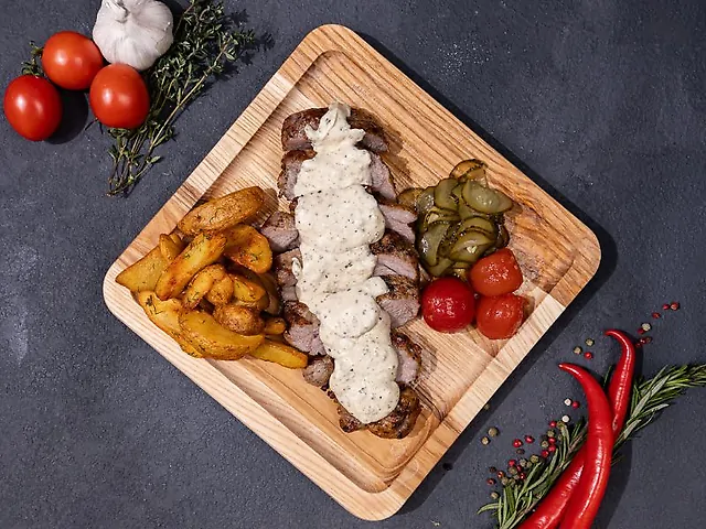 Стейк зі свинини з перечним соусом