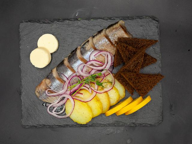 Сельдь с картофельными дольками