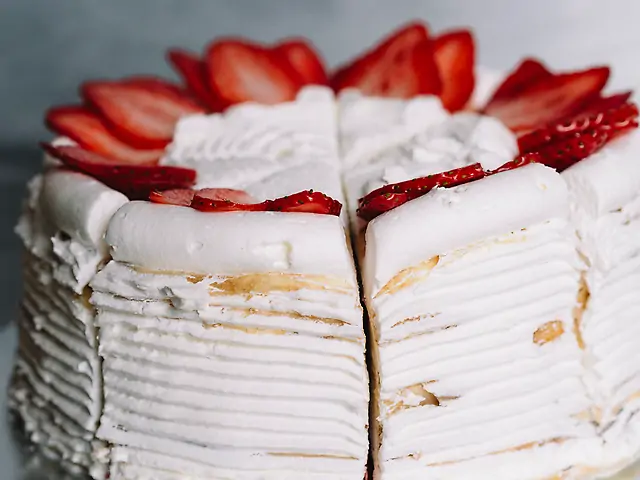 Торт Млинцевий полуниця в вершках