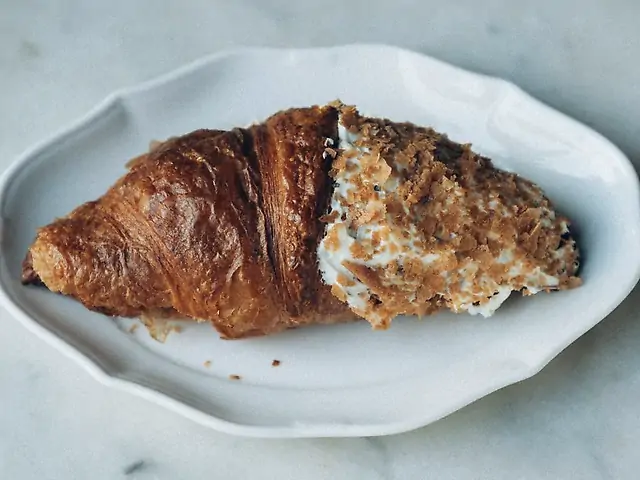 Croissant with berries and filling cream