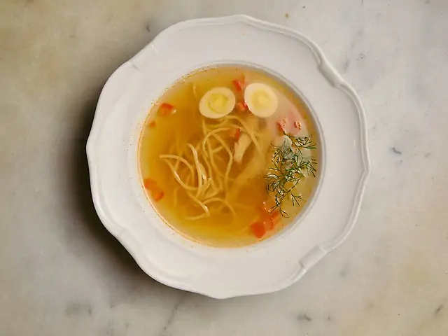 Курячий бульйон з локшиною та куркою