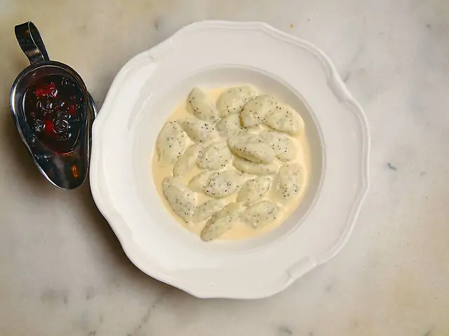 Ледачі вареники з маком та соусом à la banane