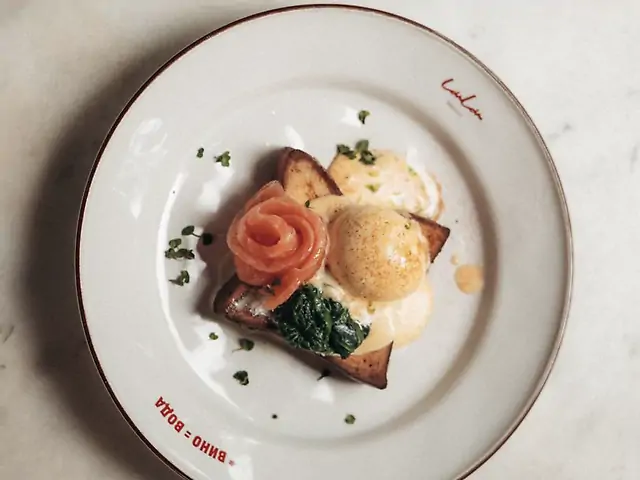 Бенедикт на ароматній бріоші зі шпинатом та маринованим лососем