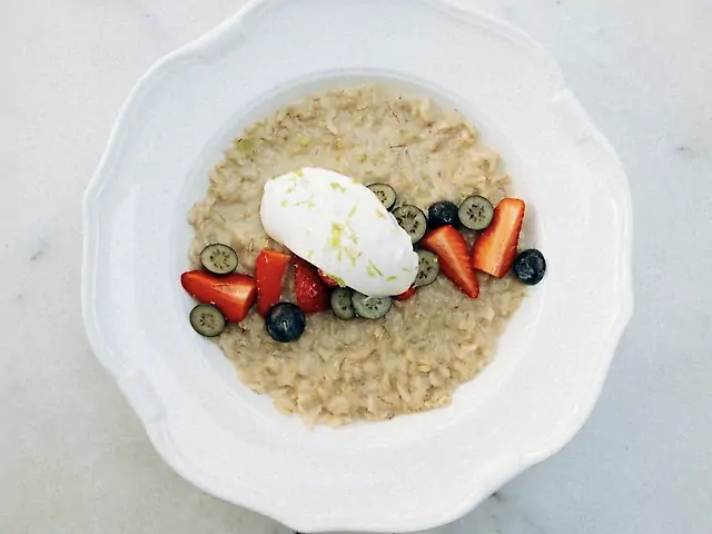 Sweet oatmeal with berries