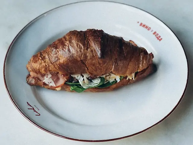 Croissant зі скремблом та беконом