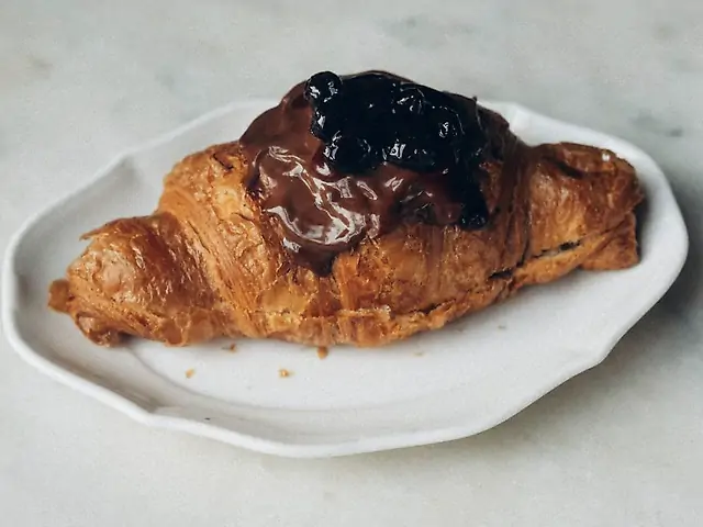 Croissant з вишнею та темним шоколадом