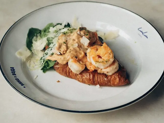 Croissant з креветкою та страчателою