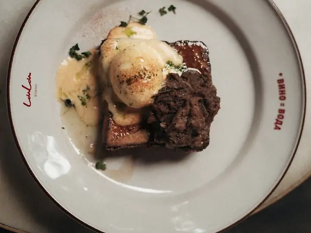 Бенедикт на ароматній бріоші із томленою телятиною