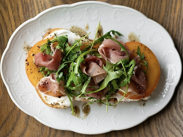 Тост з хурмою, прошутто та козячим сиром: 