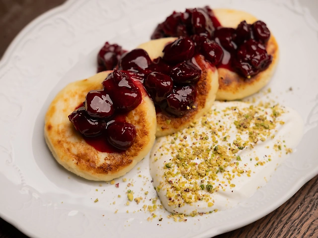 Класичні сирники з вишневим конфі та сметаною: 