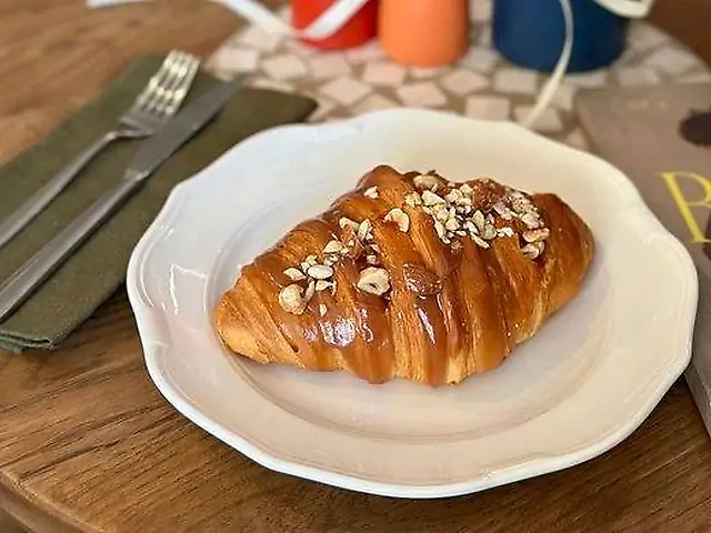 Круасан із солоною карамеллю