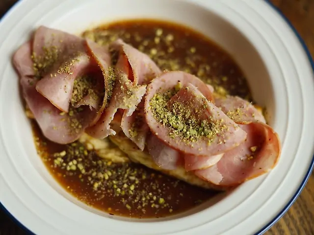 Омлет з шинкою та соусом демігляс: 