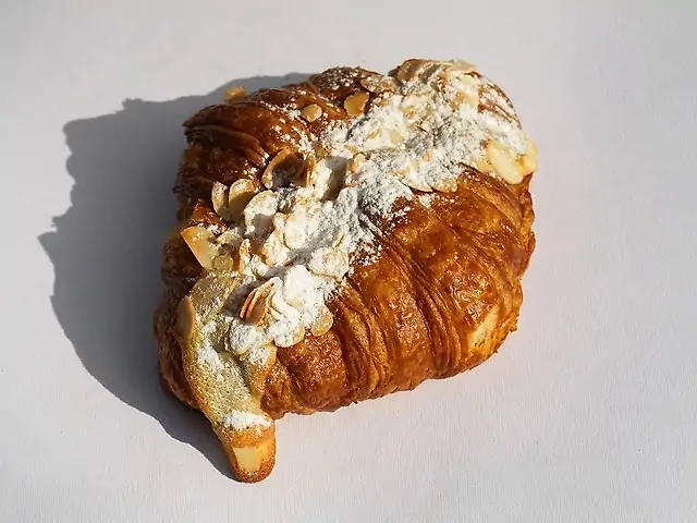 Класичний мигдалевий круасан
