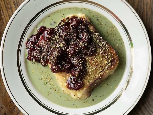 Френч тост з фісташковим кремом та вишнею: 