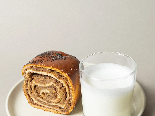 Маковий рулет з яблуком
