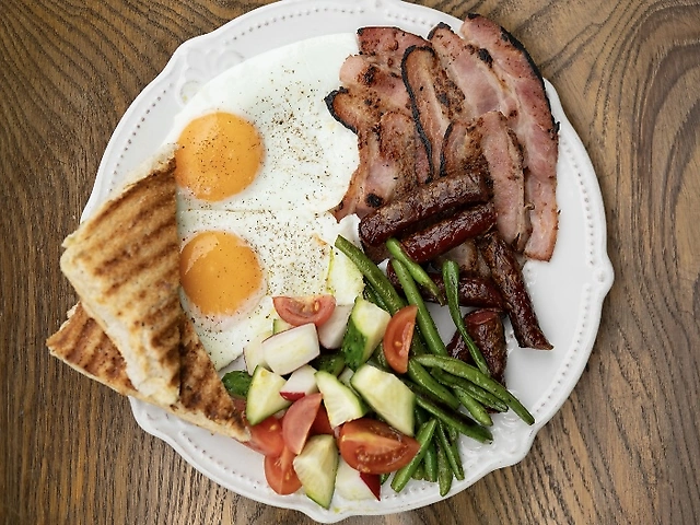 Оката яєчня з беконом та ковбасками: 