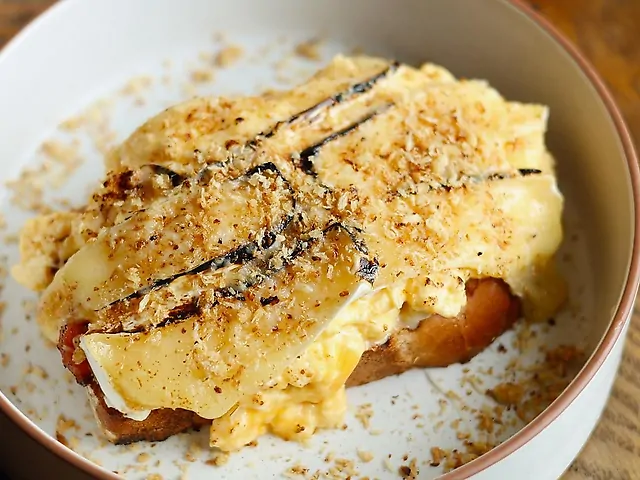 Сирний тост зі скремблом: 