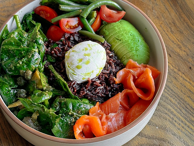 Боул з рисом і лососем: 