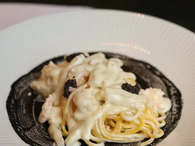 Тальоліні з креветками та пюре з чорнилом каракатиць