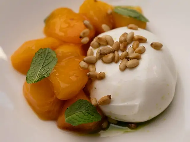 Буратта з маринованою хурмою