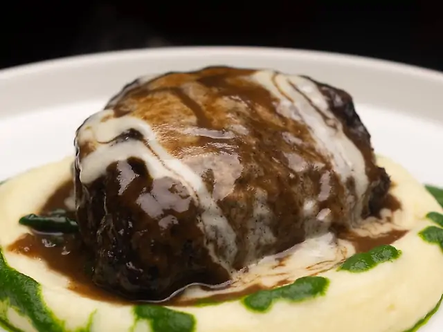 Яловича щока з картопляним пюре, шпинатом та горгонзолою