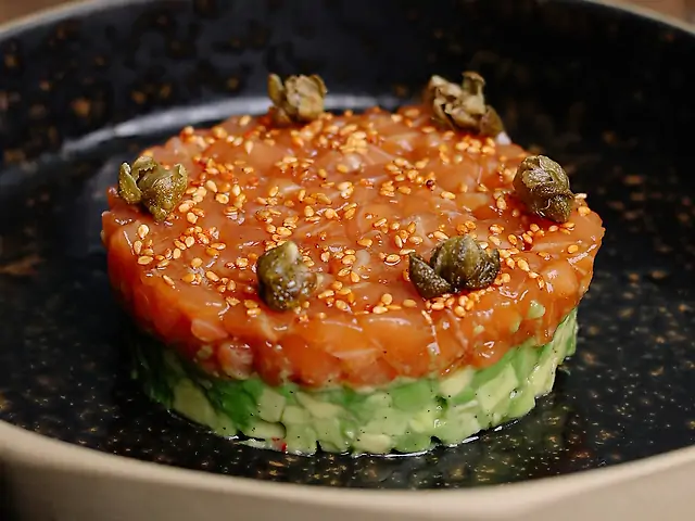 Тартар із лосося та авокадо