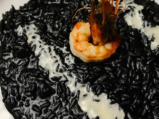 Різотто з чорнилом каракатиці, пікантною Горгонзолою, креветкою