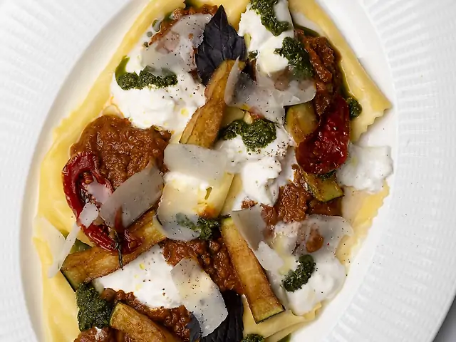 Лазанья болоньєзе з страчателою та чері конфі