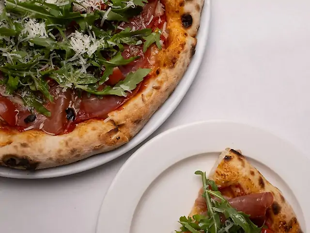 Піца з прошуто, томатами чері та руколою