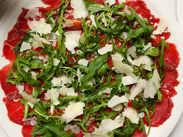 Карпаччо з яловичини з пармезаном та руколою