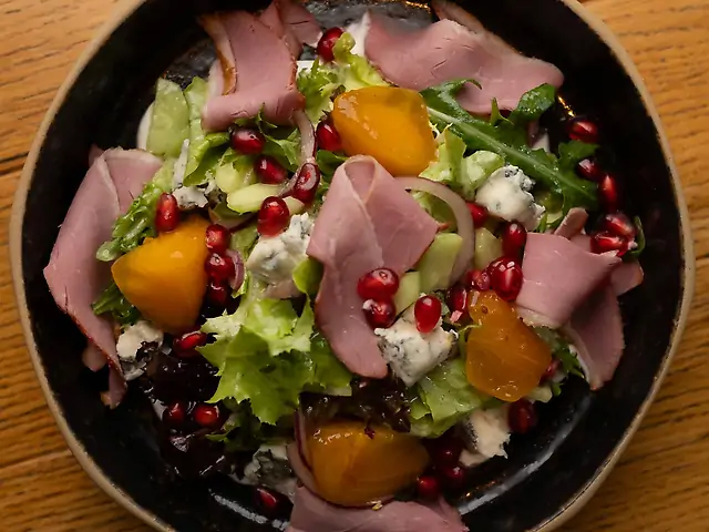 Салат з копченою качкою, хурмою та Дор Блю